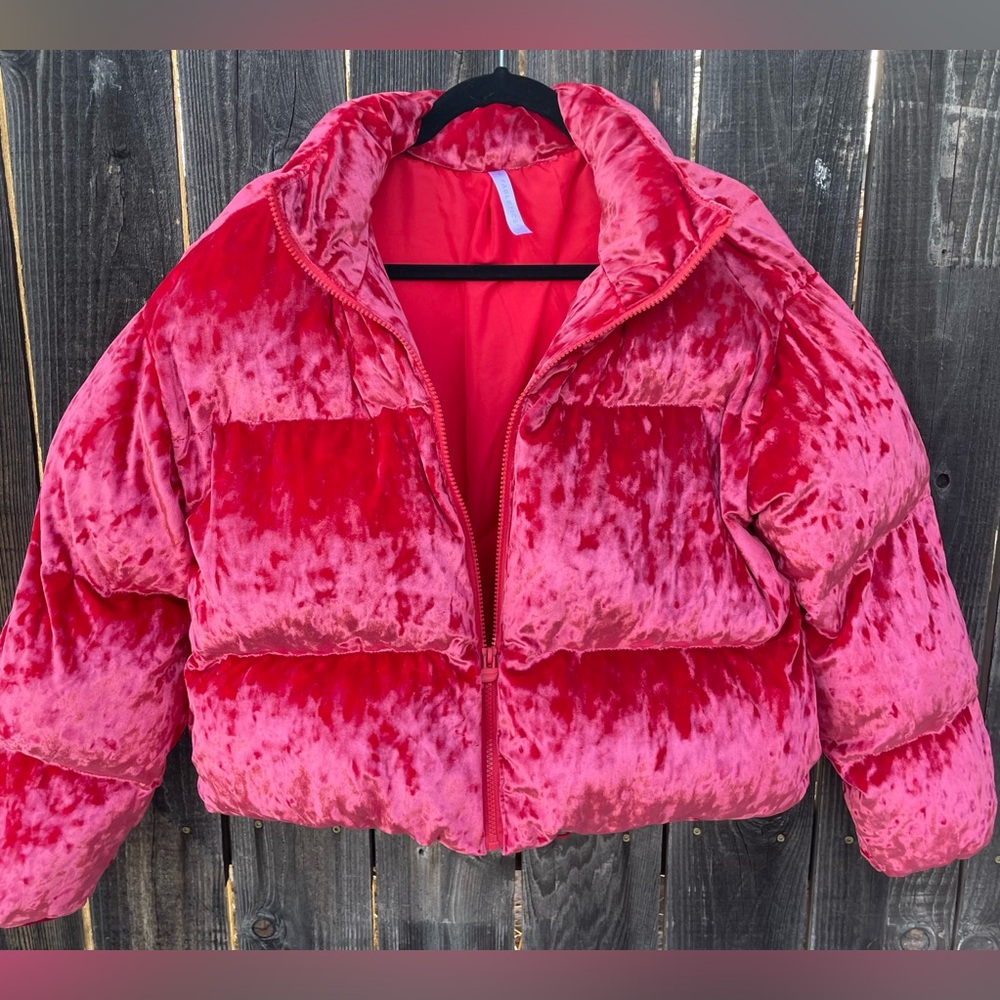 Fabletics Women’s Strawberry Red Crushed Velour Cropped Puffer Jacket. Size M